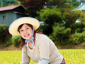 田んぼや畑を耕す田舎妻　大増量３６人　８時間　サンプル画像19